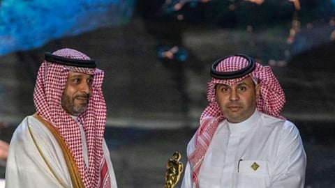 أحمد النغيثر يستلم جائزة التراث الوطني