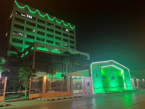 "الشؤون الإسلامية" تواكب "يوم الوطن" الـ 92 بتوشيح مبانيها بصور القيادة واللون الأخضر