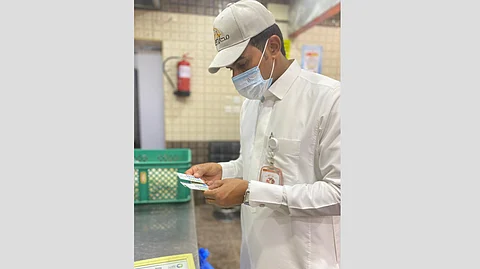 مراقب بلدية محايل يرصد المخالفات