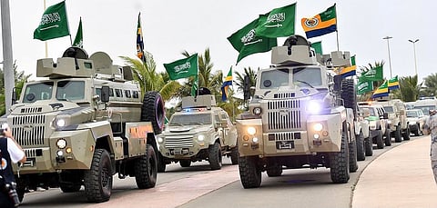 تنظّمها وزارة الداخلية.. مئات الأفراد والضباط يشاركون في أكبر مسيرة عسكرية بجازان