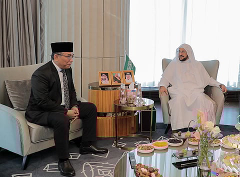 عبداللطيف آل الشيخ يلتقي يحيى خليل تثقوف