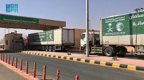 23 شاحنة إغاثية تعبر منفذ الوديعة متوجهة إلى اليمن