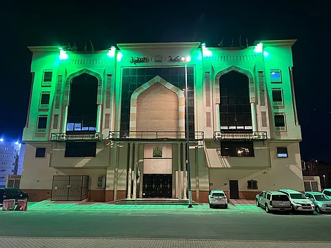 "محكمة التنفيذ" بمكة تتوشح باللون الأخضر احتفاءً بـ"يوم الوطن"