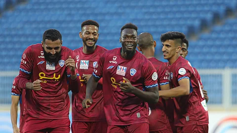 لاعبو أبها يحتفلون بالفوز على الفيحاء في الدوري الرديف