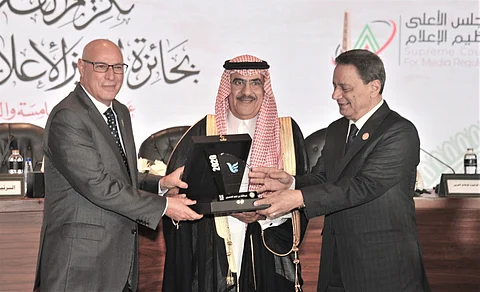 "الحسين" يحصد جائزة "الشخصية الإعلامية العربية" لدعمه وكالات الأنباء