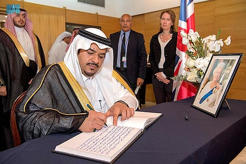 أمير الرياض بالنيابة يقدم واجب العزاء في وفاة الملكة إليزابيث