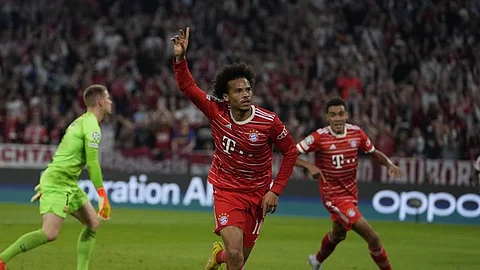 ليروي سانيه لاعب بايرن ميونخ يحتفل بتسجيله هدف في مرمى برشلونة
