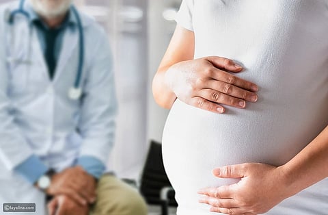 الطبيب فتح بطن امرأة حامل قبل موعد ولادتها بـ3 أشهر ثم أغلق الجرح: لا تبلغوا أحدًا