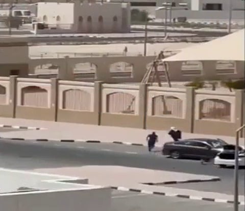 التحقيقات كشفت الحقيقة.. شاهد اعتداء وحشي لكويتي على زوجته بالطريق العام