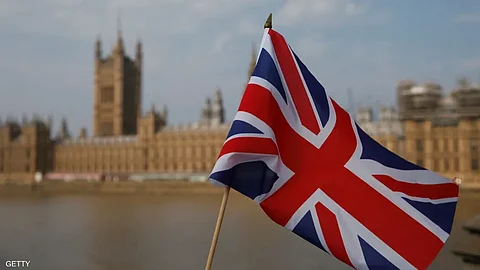 بريطانيا تشتري سفينتَيْن لحماية خطوط الأنابيب تحت الماء