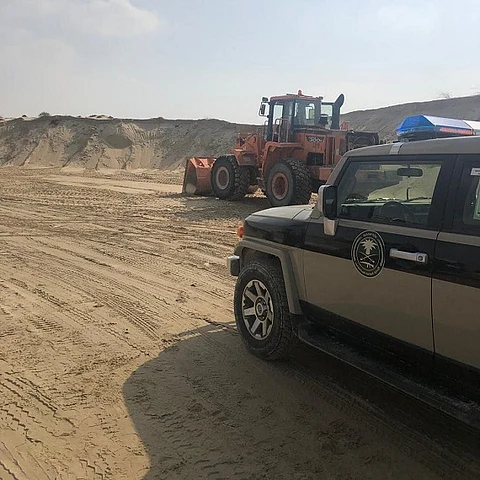 دوريات المجاهدين بجازان تطيح بمواطن نقَل 10 مخالفين بمركبته