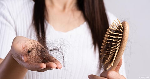 أهم الفيتامينات المرتبط نقصها بزيادة تساقط الشعر في الخريف
