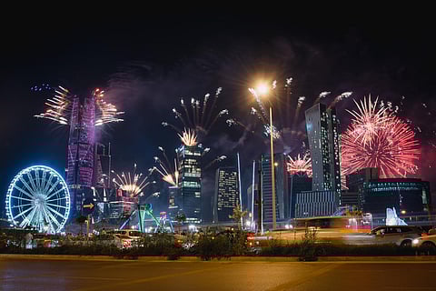 بعدسة "سبق".. الألعاب النارية تزين سماء العاصمة في افتتاح موسم الرياض