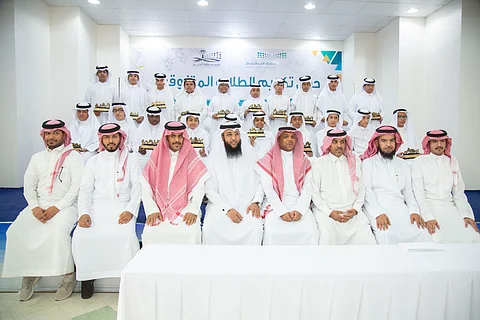 بالصور.. "البشر" يشارك متفوقي الأفلاج فرحة التكريم بمتوسطة أحد