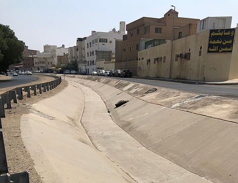 شاهد.. "مجرى سيل مفتوح" بجدة يدفع بمطالبات لتغطيته وتحويله إلى ممشى!