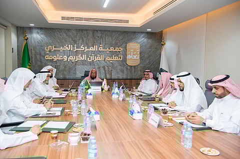 الشيخ عبدالله المطلق يرأس الاجتماع