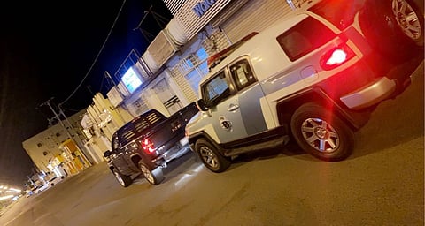 "فيديو قيادة المركبة دون الجلوس على المقعد".. "مرور عسير" يُطيح بالمخالف