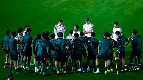 ناشئو المنتخب السعودي يستمعون إلى توجيهات الجهاز الفني