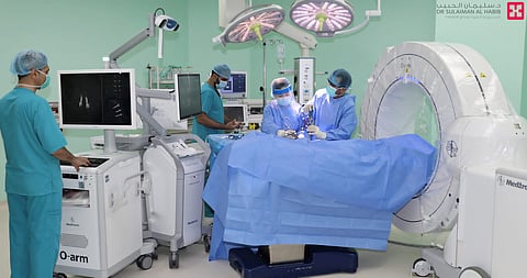 لأول مرة.. مستشفى سليمان الحبيب بالخُبر يجري جراحة لإزالة ورم دماغي لمريض وهو مستيقظ