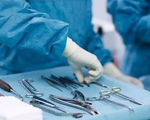تدخل جراحي بـ"ولادة وأطفال بيشة" ينهي معاناة طفلة من تداخل في الأمعاء