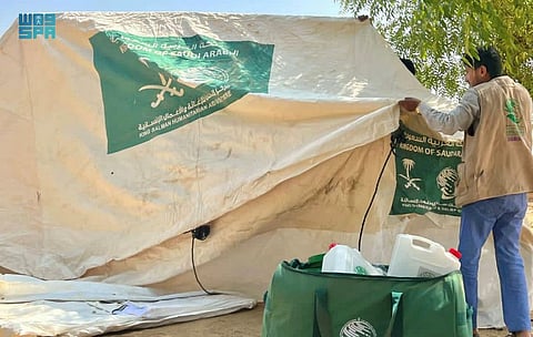 "إغاثي الملك سلمان" يوزع مساعدات إيوائية في "حيران وميدي" بحجة اليمنية