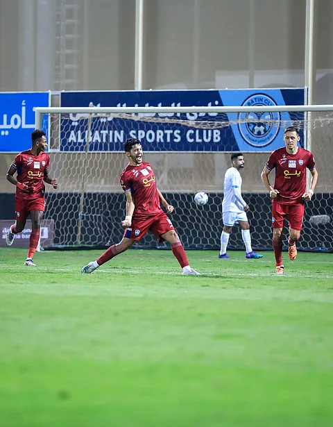 فرحة لاعبي أبها بتسجيل هدف في مرمى الباطن