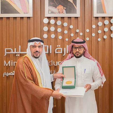 شاهد.. أمير القصيم يكرّم المعلم فايز الحربي