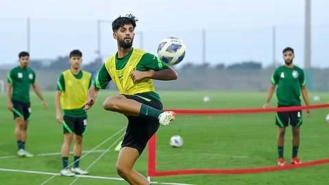 لاعبو المنتخب السعودي الأولمبي يؤدون التدريبات