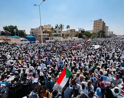 آلاف السودانيين يتظاهرون للمطالبة بالحكم المدني
