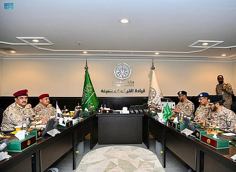 قائد القوات المشتركة يستقبل وزير الدفاع اليمني لمناقشة الخطط العملياتية المستقبلية