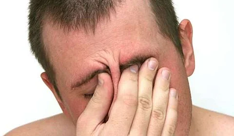 أسباب ظهور الذبابة الطائرة أمام العين