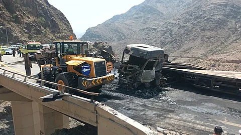مصرع شخص وتفحمه داخل مركبته في حادث سير بالباحة