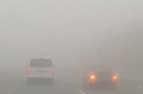 الدمام.. تنبيه من موجة ضباب كثيفة تترافق بانعدام للرؤية الأفقية صباح السبت