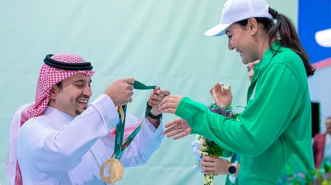 الأمير فهد بن جلوي يتوج احدى الفائزات في التجديف الداخلي