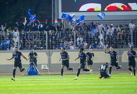 فرحة لاعبي الهلال بالفوز على الطائي