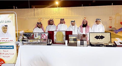 مدرسة عبدالرحمن الغافقي بـ"المجاردة" تودِّع مديرها السابق "الشهري" وتقيم له حفل تقاعد