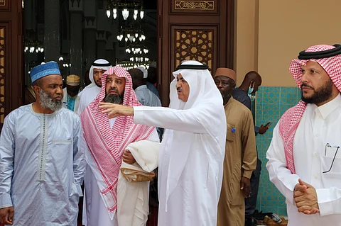 شاهد.. وكيل وزارة الشؤون الإسلامية يزور جامع الملك فيصل بغينيا كوناكري