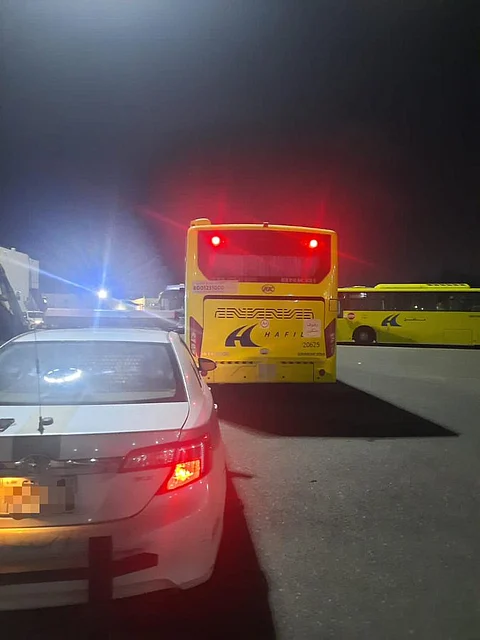 معرّضاً حياة الكثيرين للخطر.. ضبط قائد حافلة مدرسية عكس السير بجدة