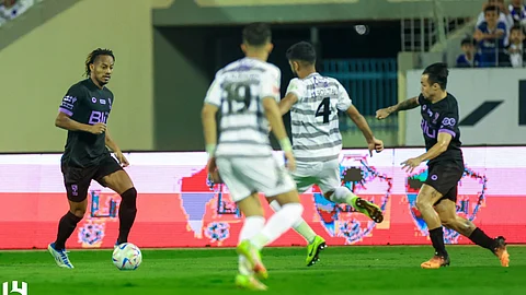 جانب من لقاء الهلال والطائي