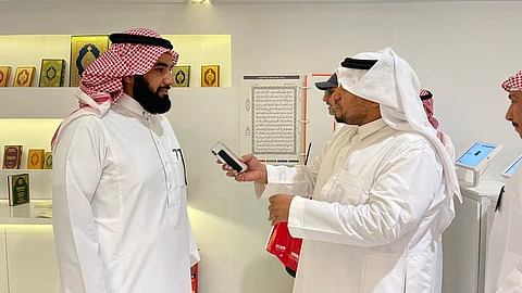 الأمين العام للمعارض والمؤتمرات بوزارة الشؤون الإسلامية عمر الفريان متحدثًا للمحرر