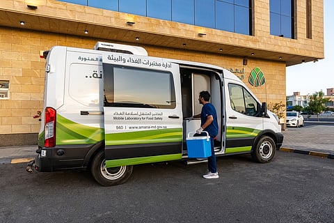أمانة المدينة المنورة تُطلق "المختبر المتنقل" لفحص سلامة الأغذية والمياه