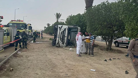 انقلاب باص يُخلف 20 إصابة على طريق السيل باتجاه الطائف