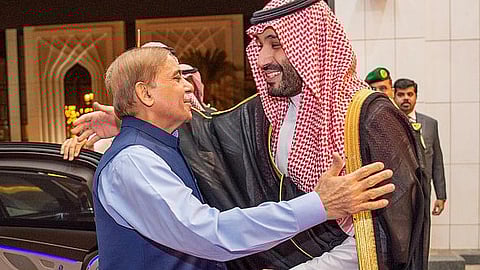 ولي العهد الأمير محمد بن سلمان مستقبلًا رئيس وزراء باكستان محمد شهباز شريف