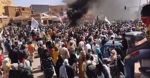 آلاف السودانيين يتظاهرون في الذكرى الأولى لإنهاء المسار السياسي