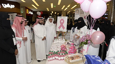 جانب من الأجنحة المشاركة في التثقيف بأهمية الكشف المبكر لسرطان الثدي