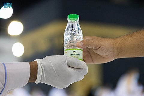 "شؤون الحرمين" توزع قرابة 81 ألف عبوة مياه زمزم يوم أمس