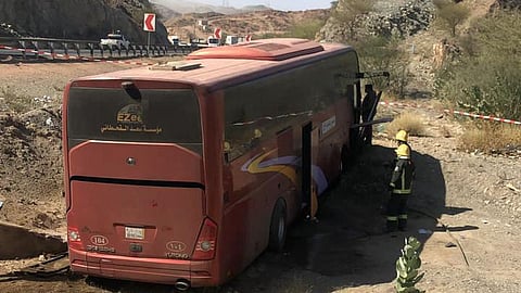 الحافلة في موقع حادث التصادم