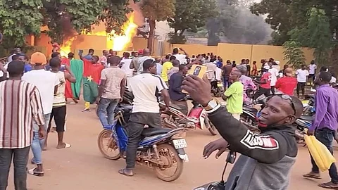 انقلاب بوركينا فاسو.. توتر في البلاد وإطلاق غاز مسيل للدموع من السفارة الفرنسية لتفريق متظاهرين