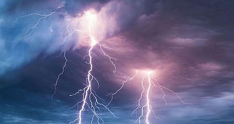 أمطار رعدية وتدنٍّ في مدى الرؤية على منطقة عسير