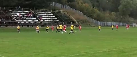 لن تصدق عينيك.. شاهد من داخل ملعب كرة قدم أثناء هذه المباراة في سلوفاكيا